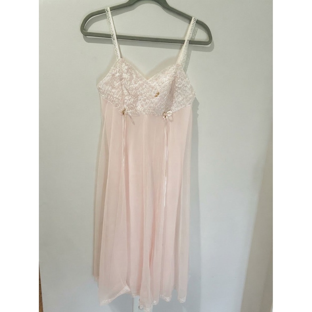Vintage 1960s Van Raalte Blush Pink Lace Rosette Nightgown 34